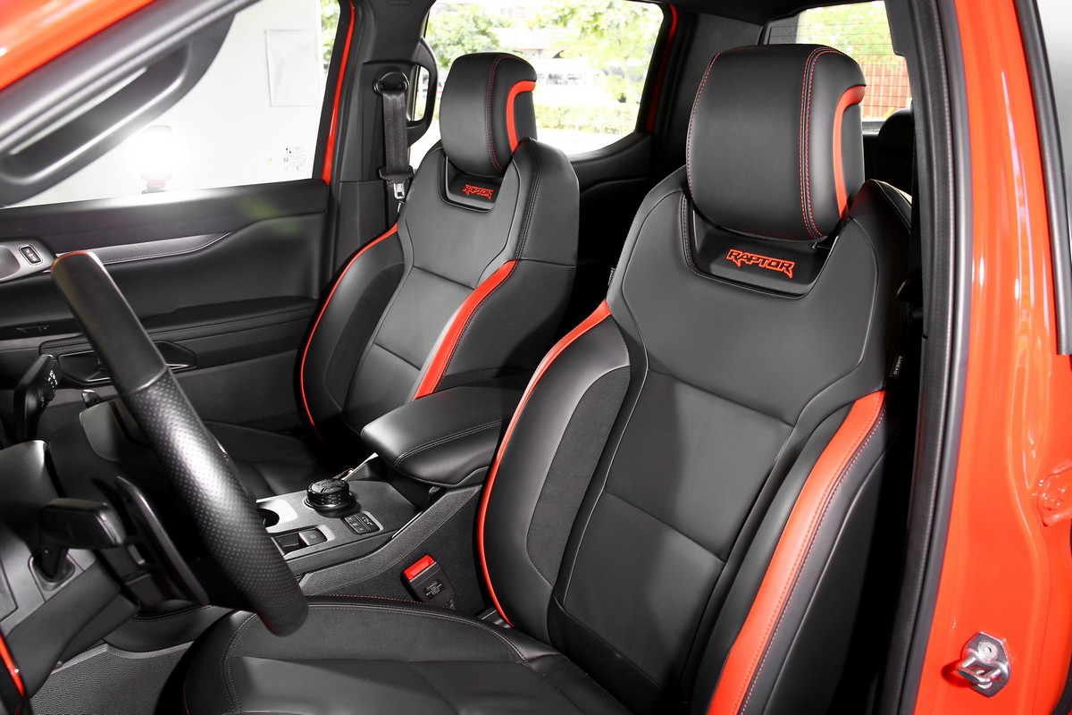 前座配備賽車座椅,當然也有橘紅色縫線與飾條。