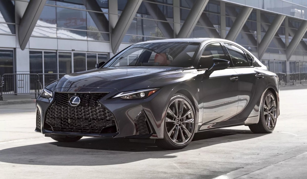 Lexus IS可以塞進5.0升V8動力,因此要放進三缸渦輪心臟並不是難事。