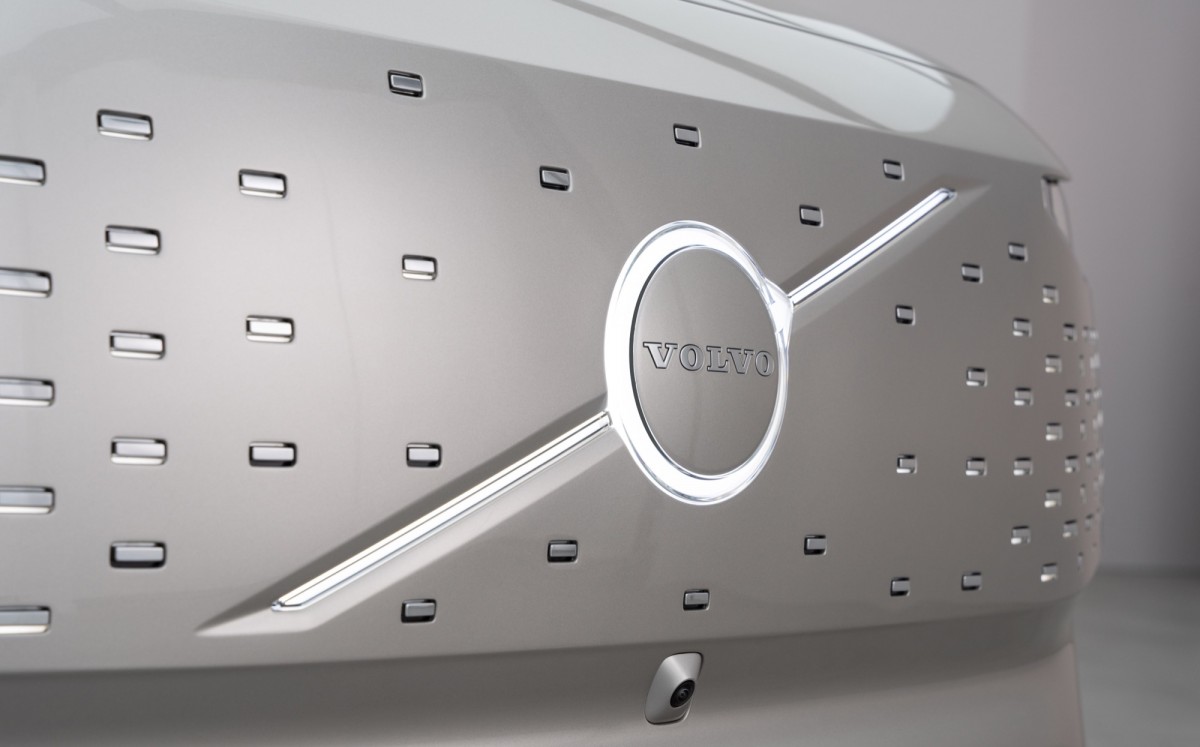 這是Volvo第一輛採用發光廠徽設計,讓車款有著更特別的氛圍。