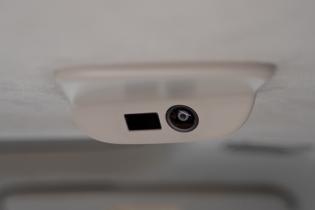 後座車頂位置直接配置上鏡頭,將可以在中央螢幕安裝第三方APP直接於車內進行視訊會議。