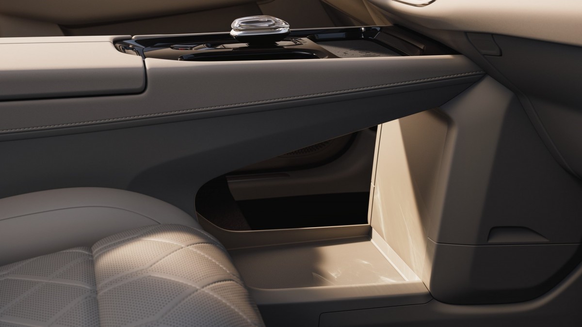 在中央扶手下方還有很大的置物空間,這也是新世代車款的特色之一。