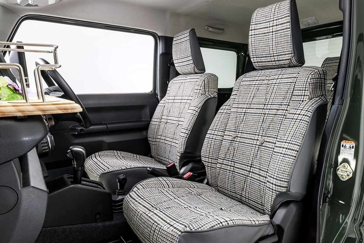 座椅有提供酒紅與灰色椅套。