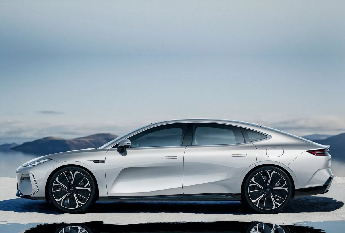 貼平式的車門把手是為了良好的空力表現,而採用傳統後照鏡就可以達成0.199Cd的風阻係數值相當厲害。