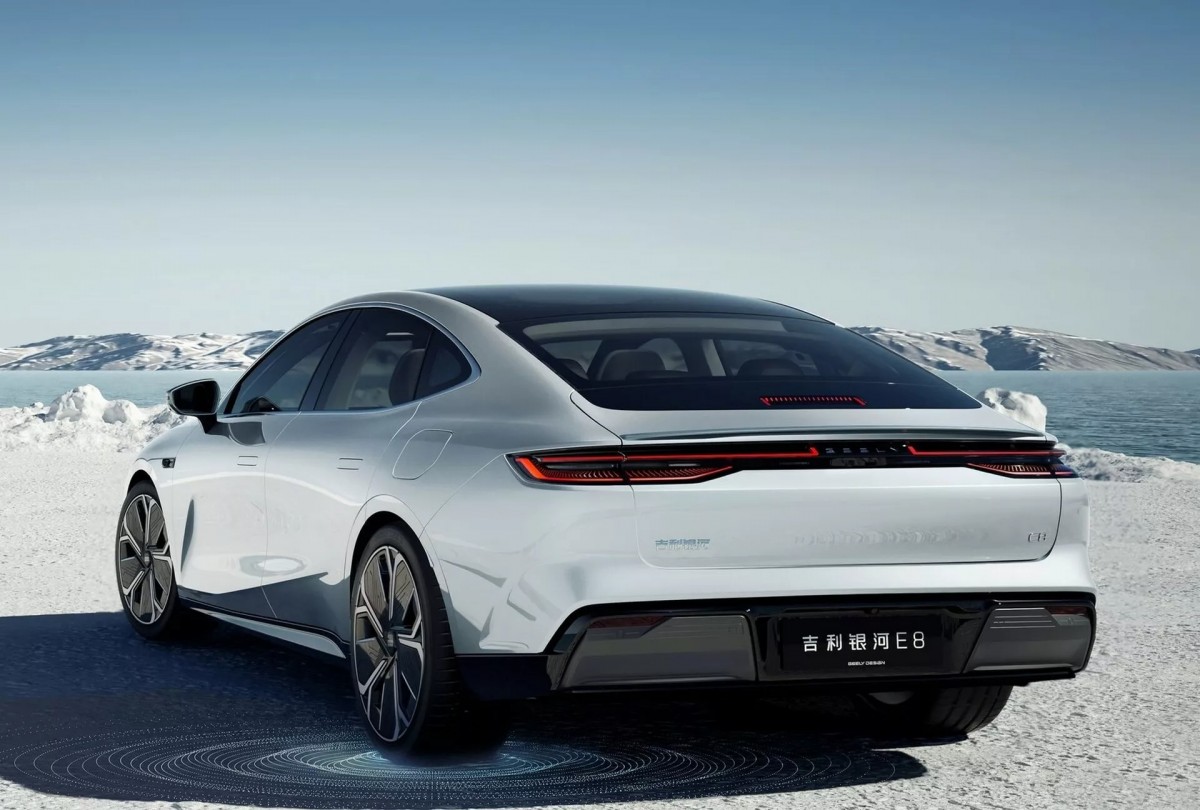 車尾的燈具也使用了多種線條的堆疊,而寬扁的比例也讓整輛車看起來更為寬大。