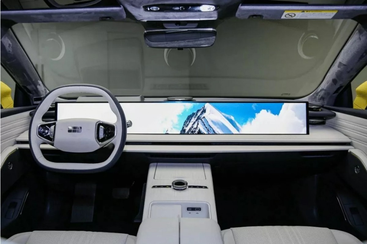 這輛車配備高通新一代旗艦車機晶片片8295,成為首批搭載5nm製程的量產車,其計算能力是8155晶片的7.5倍。