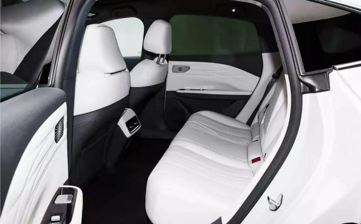 車輛配有256色氣氛燈、電吸門、25.6吋AR抬頭顯示器、12具喇叭的哈曼INFINITY音響、人臉辨識和車載香氛系統。