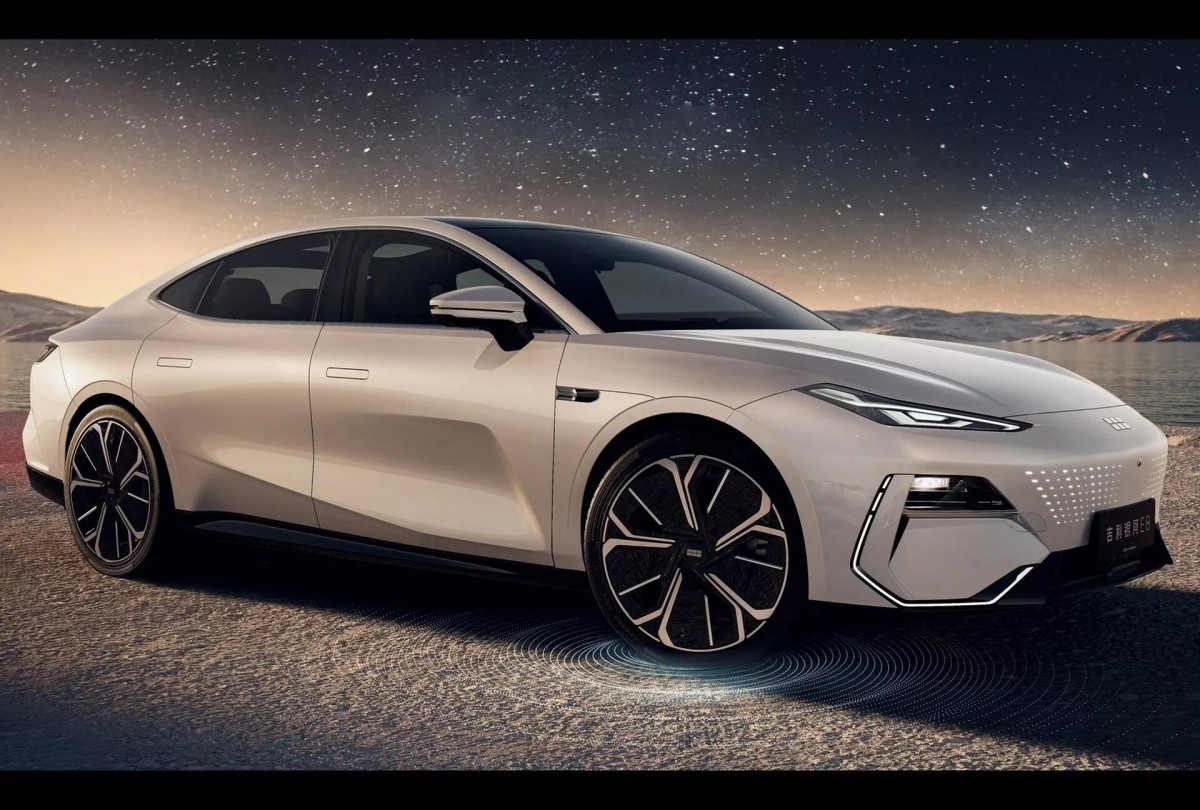 車輛前方採用全球第一個量產的一體式發光設計,燈光關閉時平整簡潔,打開的時候可以呈現迎賓畫面,像是流水、音樂秀等效果。