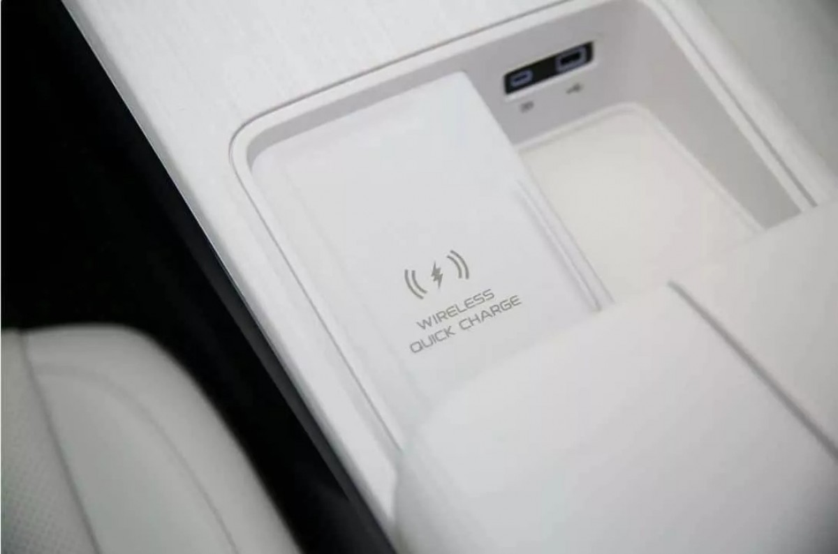 車上還備有50W手機無線充電功能,讓你的充電效率更好。