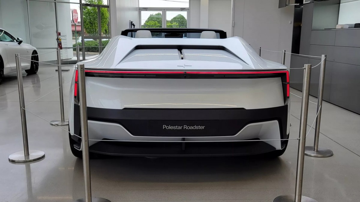 橫貫整個車身的尾燈成為Polestar的一大特色,在Polestar 5身上也可以看到。