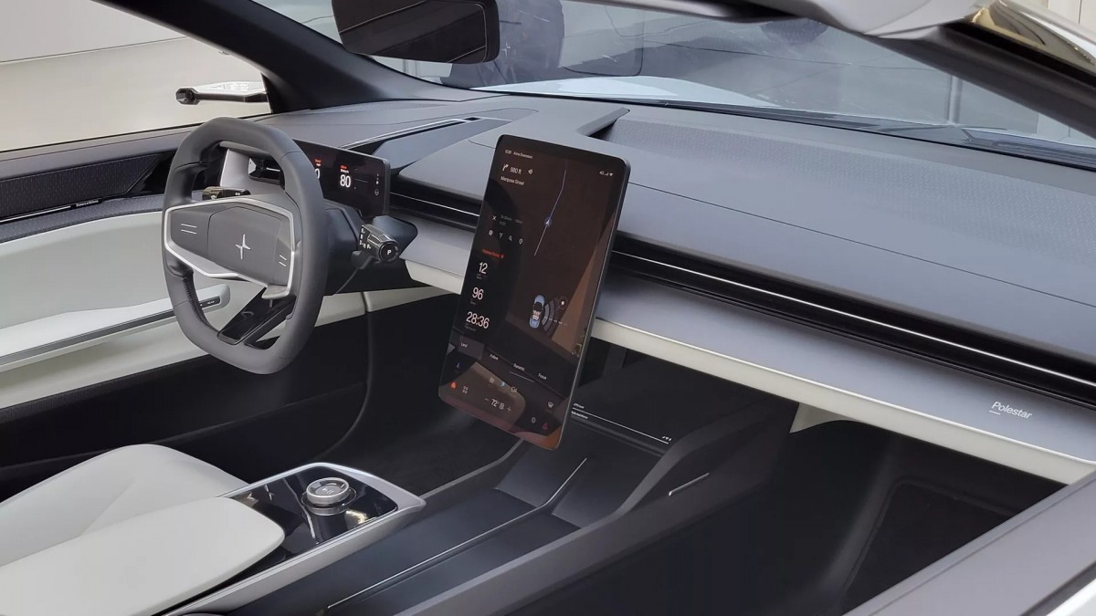 內裝佈局維持相當簡潔的設計感,採用直立式的超大中央螢幕也是現行車款的主流。