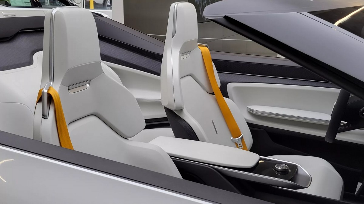 座椅相當具有運動感,但量產車款會採用什麼樣的配置還是未知數。