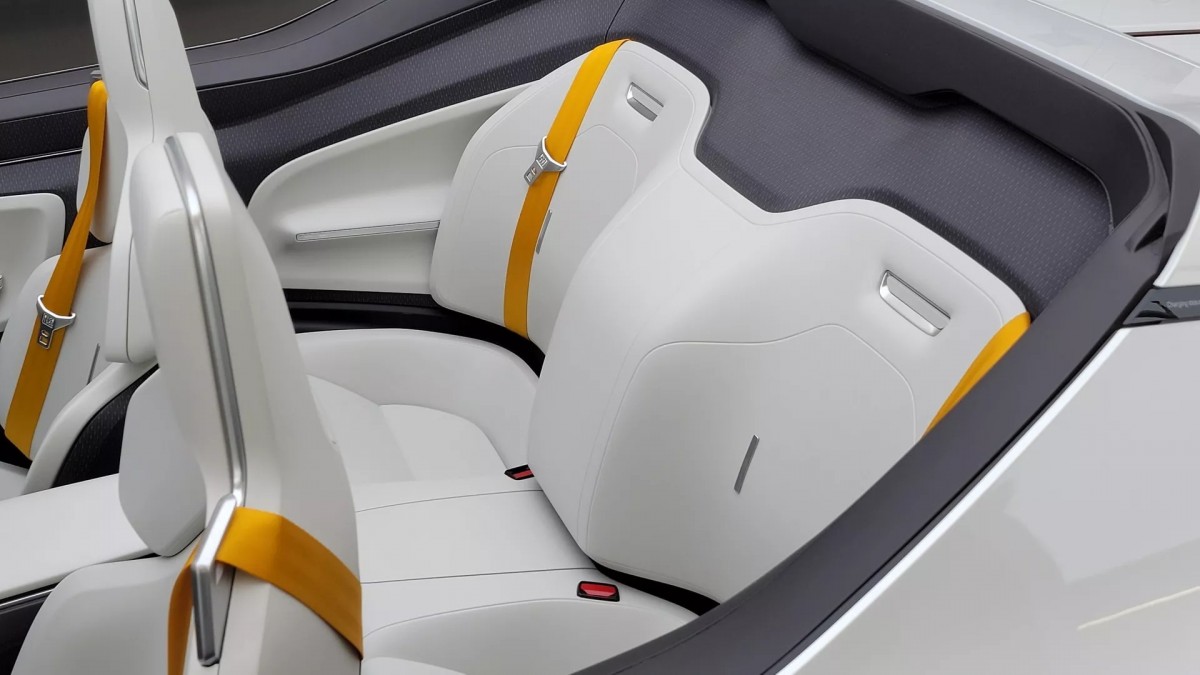 後座空間看起來僅供放置物品使用,通常這類的跑車都是採用這樣的設計。