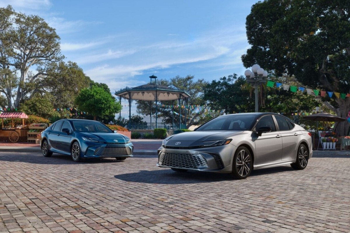 第九代Camry擁有嶄新的外觀特色,可以發現日行燈樣貌跟Prius很類似,而整體的鈑金線條又與Crown有一樣的設計風格。