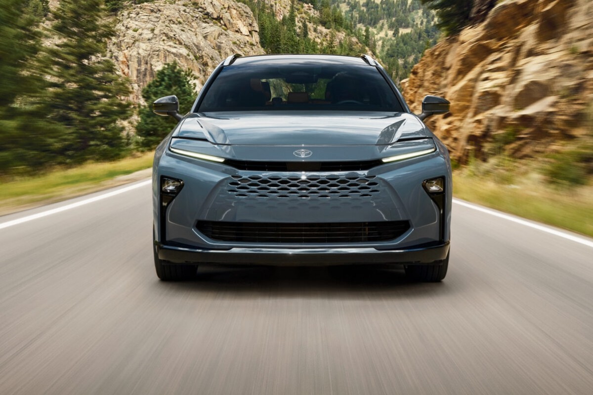 外觀設計並持著Crown家族的風格,兩側的日行燈行程銳利的眼神,分離式的頭燈設計非常吸睛。