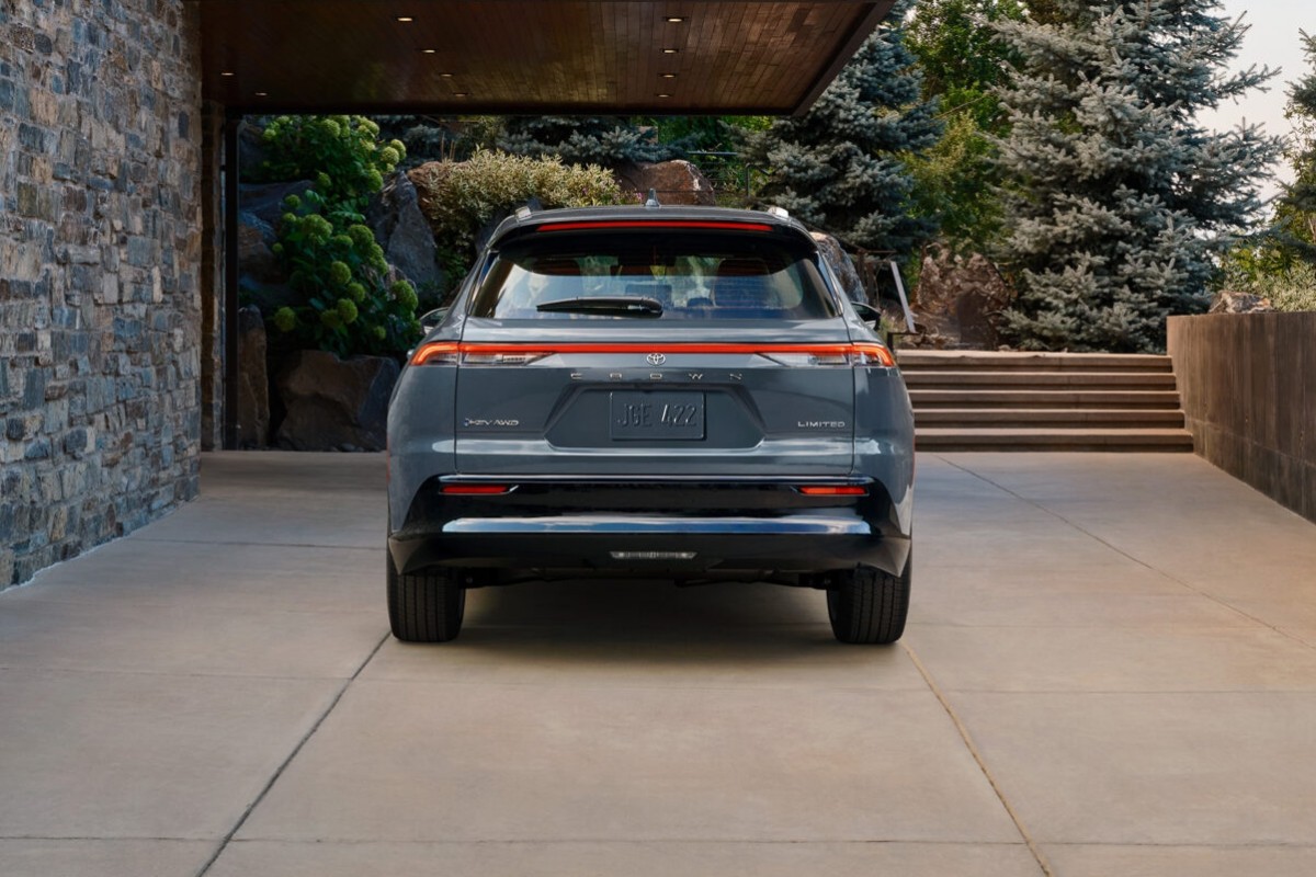 車尾貫穿式的燈條非常顯眼,扁平式的燈具彰顯新世代車款魅力。