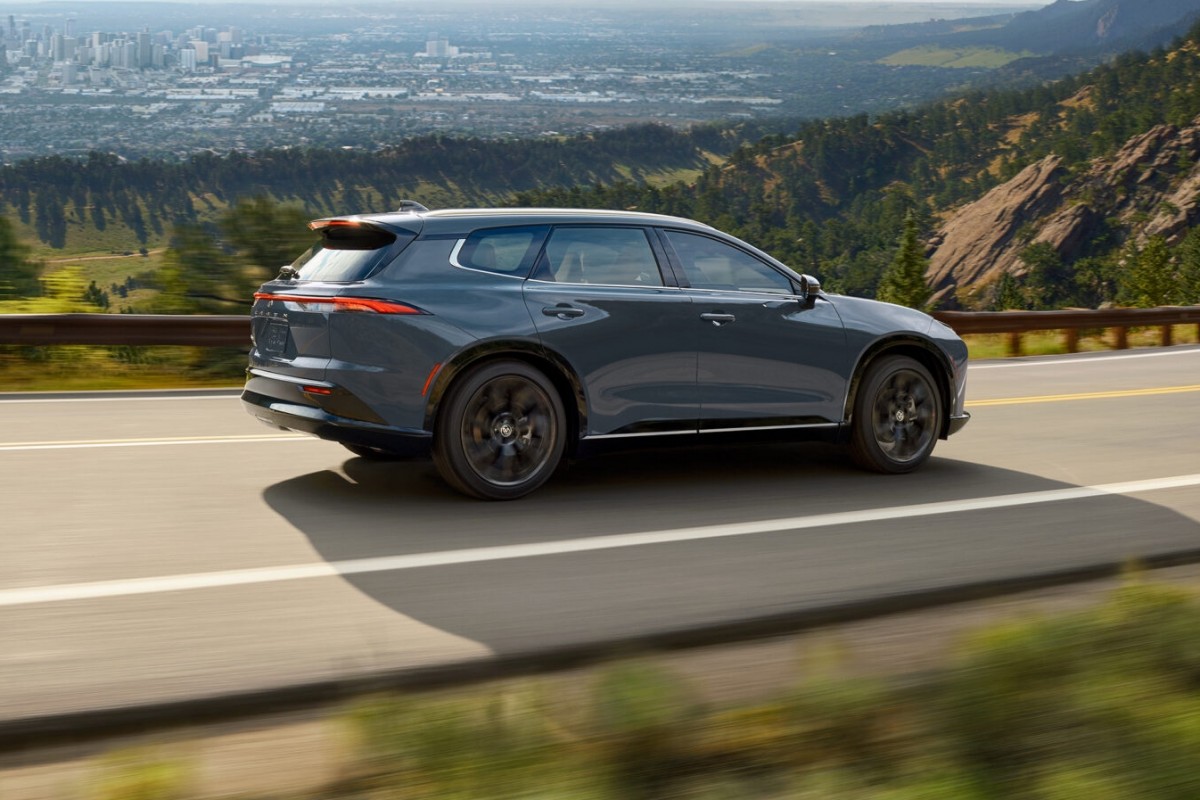 在北美的動力配置只有單一選擇,2.5升油電複合動力創造出243匹的最大馬力。