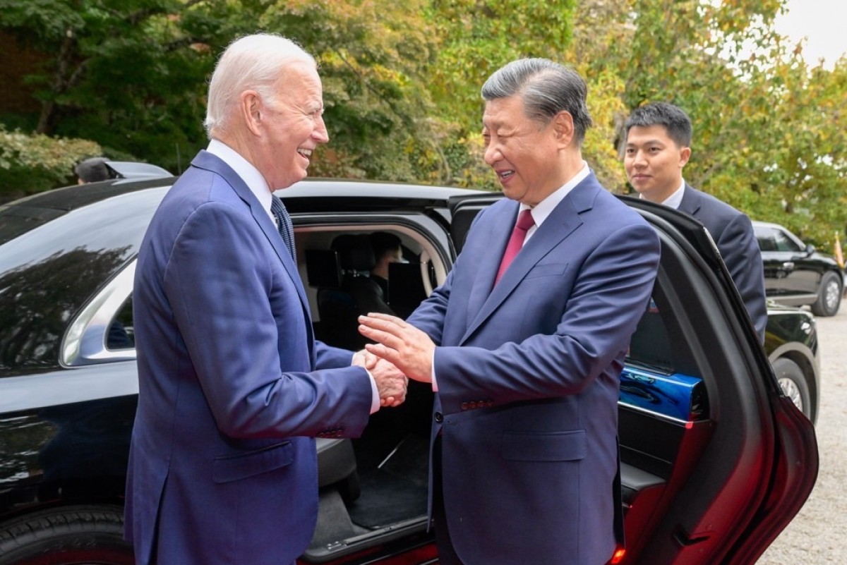 拜登看到習近平的紅旗N701還大讚漂亮,甚至探頭看了看車輛的內部配置。