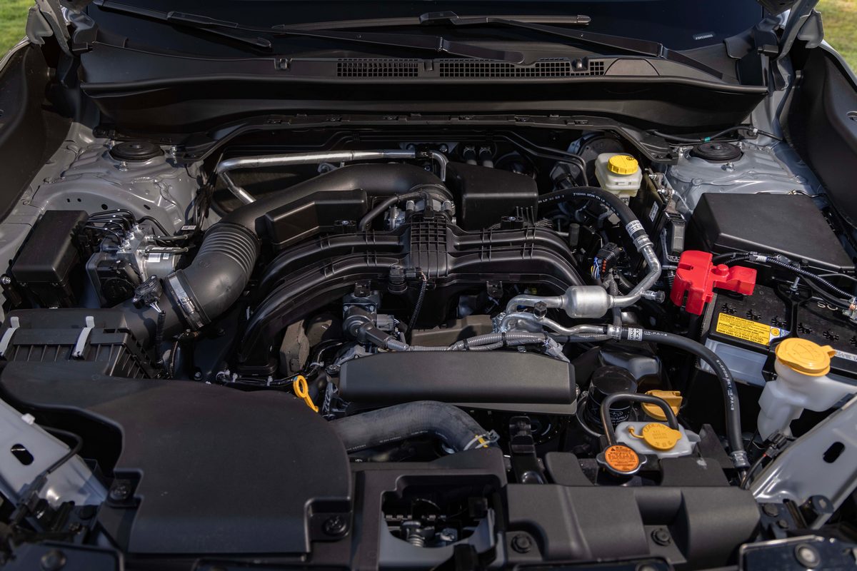 搭載2.5升水平對臥引擎與CVT變速箱,具有180hp/24.6kgm動力。