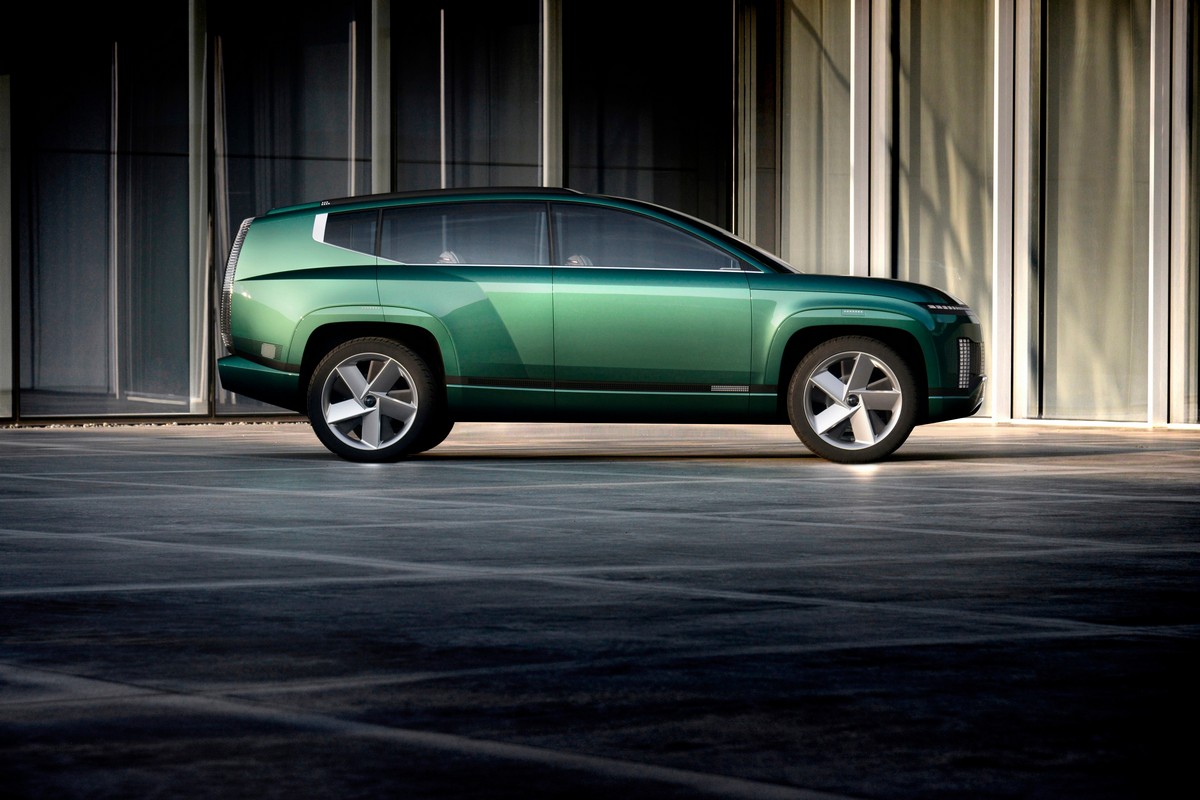 Ioniq 7軸距為3,200mm,尺碼預計會和EV9的5,010mm×1,980mm×1,755mm接近。