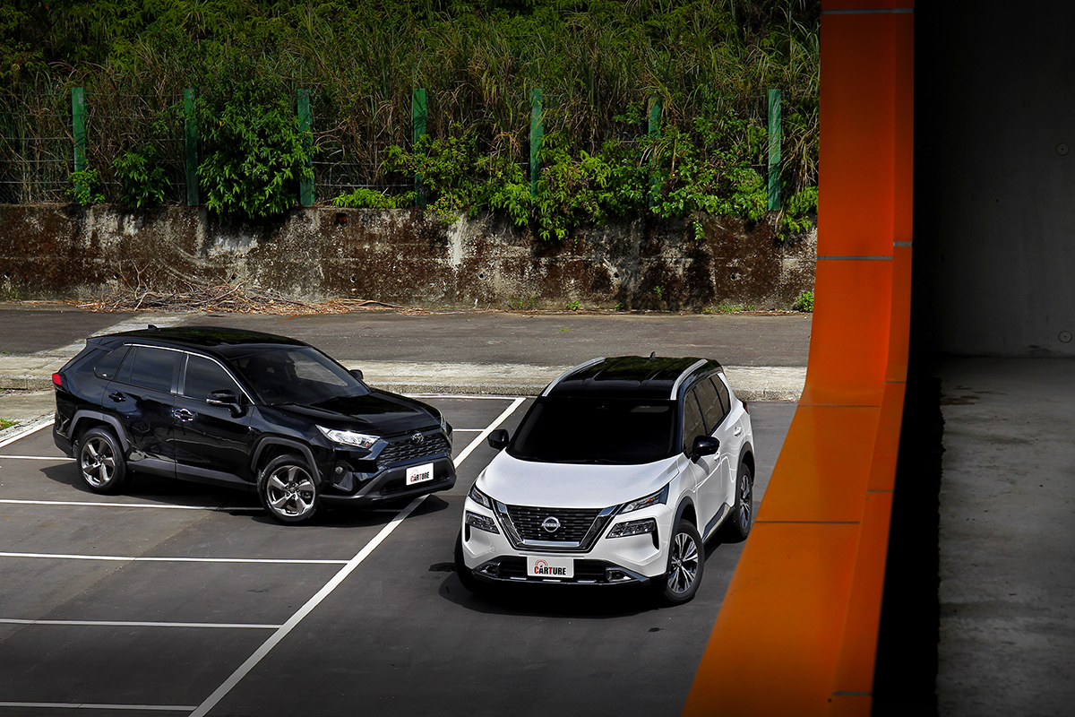 X-TRAIL輕油電與RAV4走的風格有些類似,皆以兼顧飽滿與剛毅的線條形塑中型SUV的健壯輪廓,並各自帶來滿滿家族感的視覺構成。