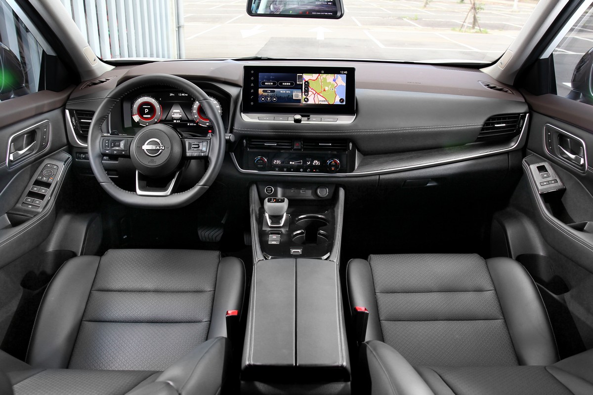 X-TRAIL輕油電透過上棕下黑雙色中控台與更高的軟質膠料比例鋪陳,硬是在視覺與觸覺感受佔了上風。