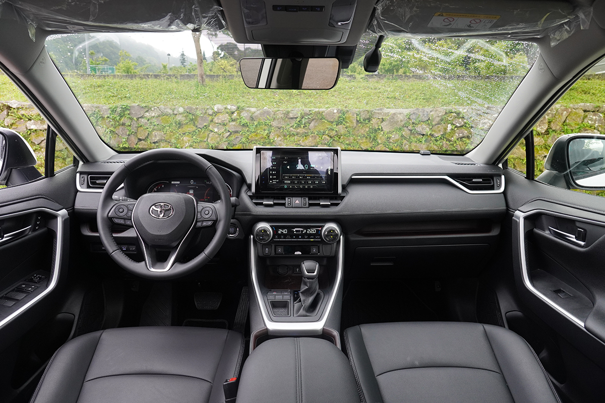 RAV4也有相當不錯的質感表現,同時以水平與對稱的設計手法體現中庸美學。