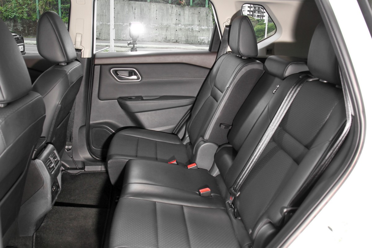 由於X-TRAIL輕油電的後座椅可前後滑移調整,因此帶來更寬裕自如的空間表現。