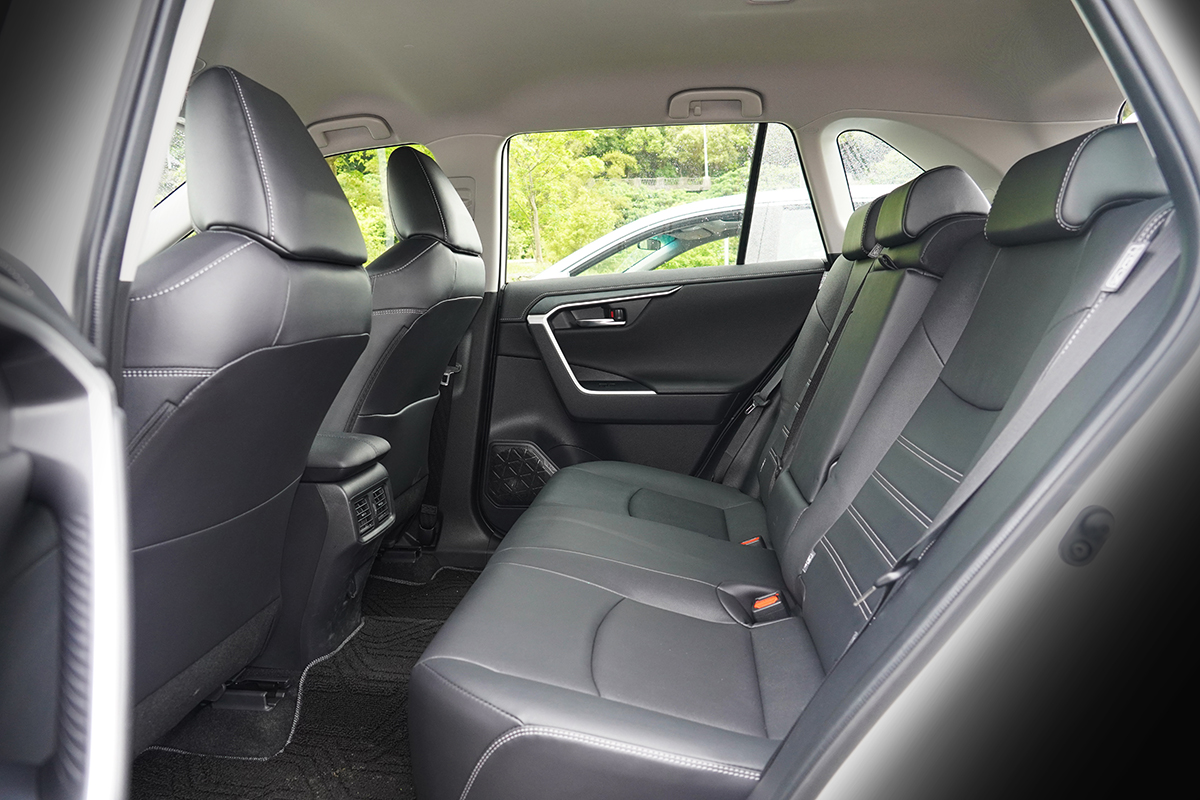 RAV4在後座椅墊的深度稍微更好,前座膝部空間、後座椅墊至車頂及後座椅背寬與X-TRAIL輕油電表現相似,其他多數部分則略遜於X-TRAIL輕油電。