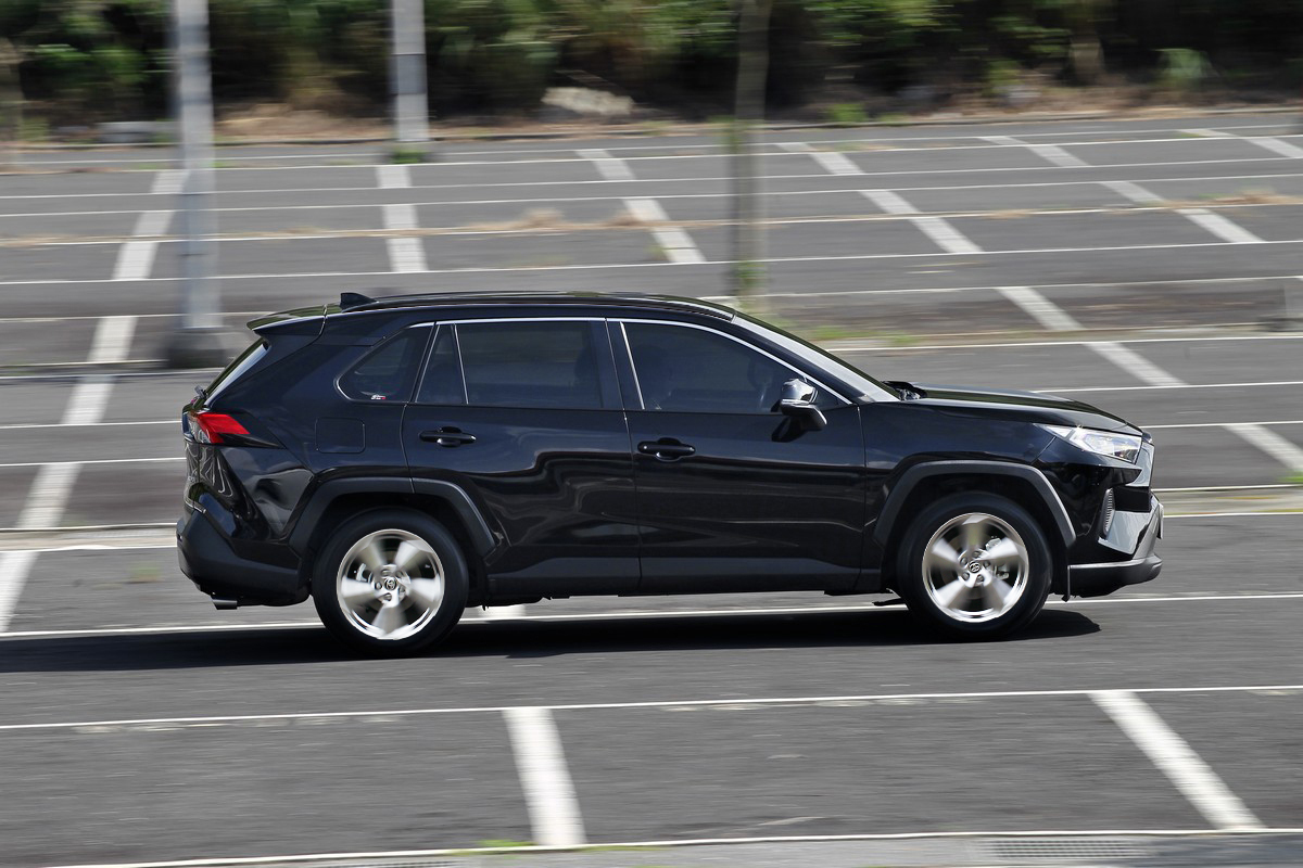 RAV4以相對單純的2.0升直列四缸汽油引擎擔負大任,計可發揮173ps / 20.7kg-m輸出數據。