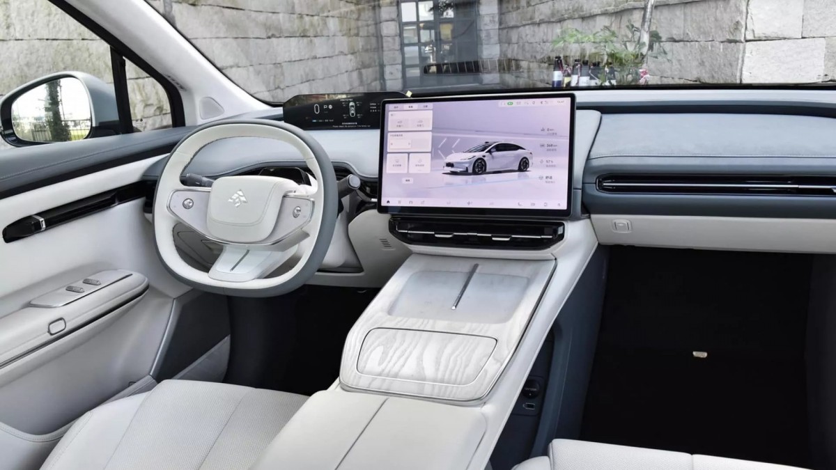 內裝以科技風格鋪陳為主,而所有車款也只要加價就可以升級成頂規的高級配置。