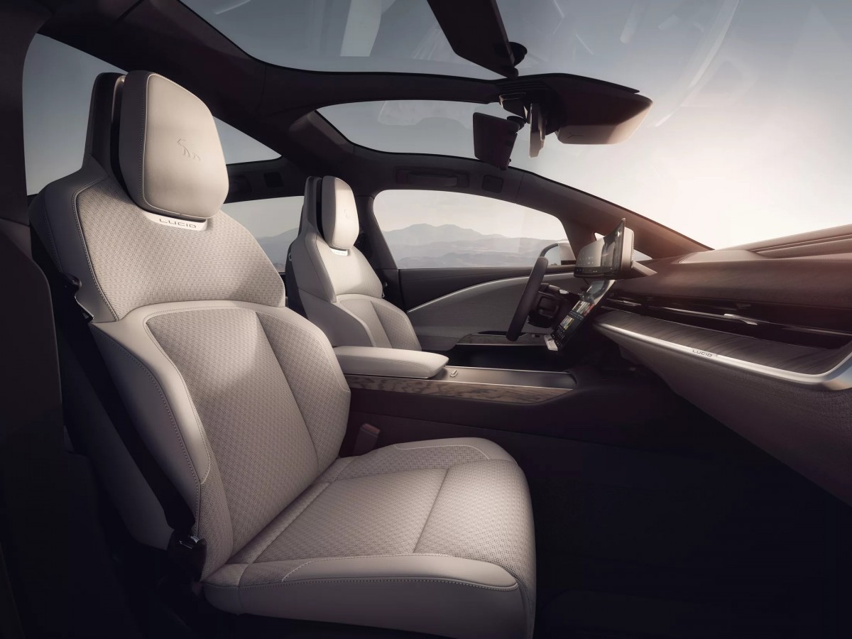 內裝的鋪陳也有不同的選擇,更有搭配木紋飾板的配置。