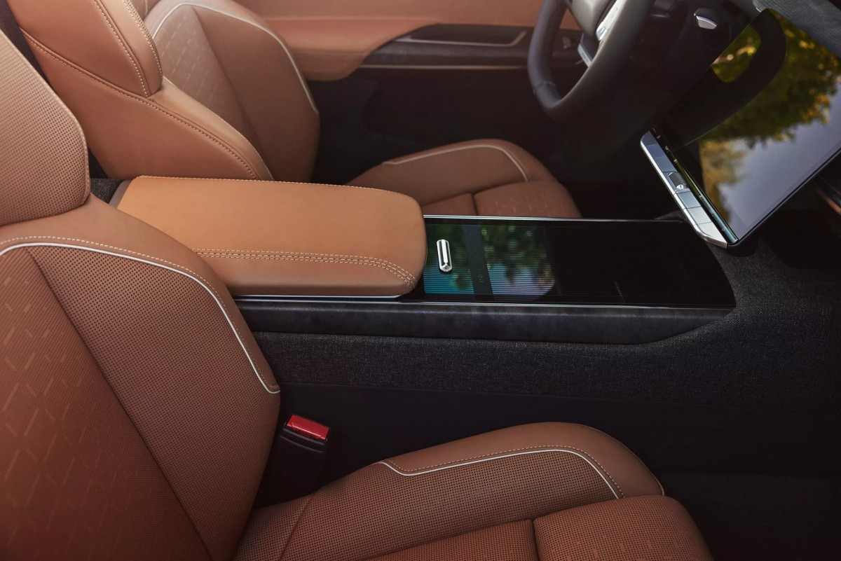 中央扶手前方也加上了滑蓋,讓視覺感受更加清爽。