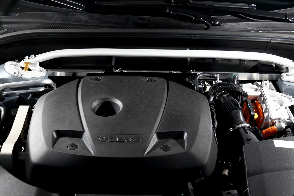 XC60 Recharge Polestar Engineered T8具有455hp/72.3kgm最大輸出,並配備引擎室拉桿。