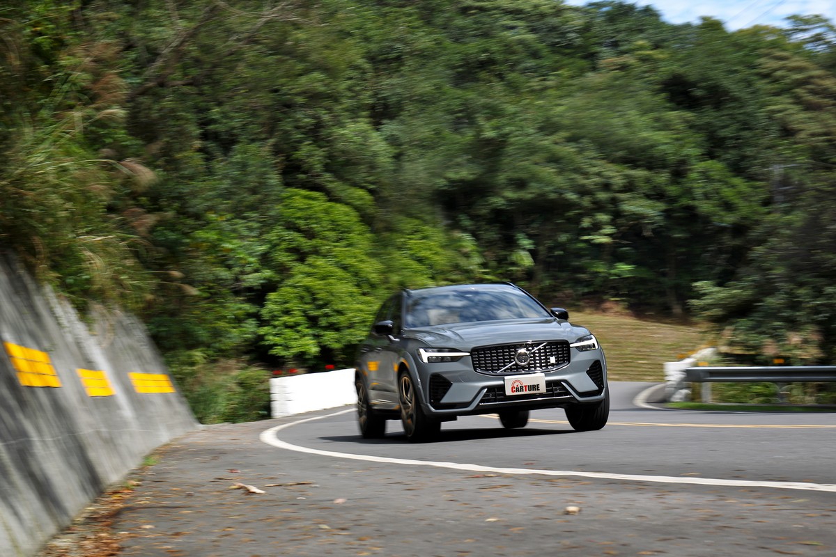 455hp/72.3kgm的動力讓在Hybrid模式就有著頗為強勁的推力。