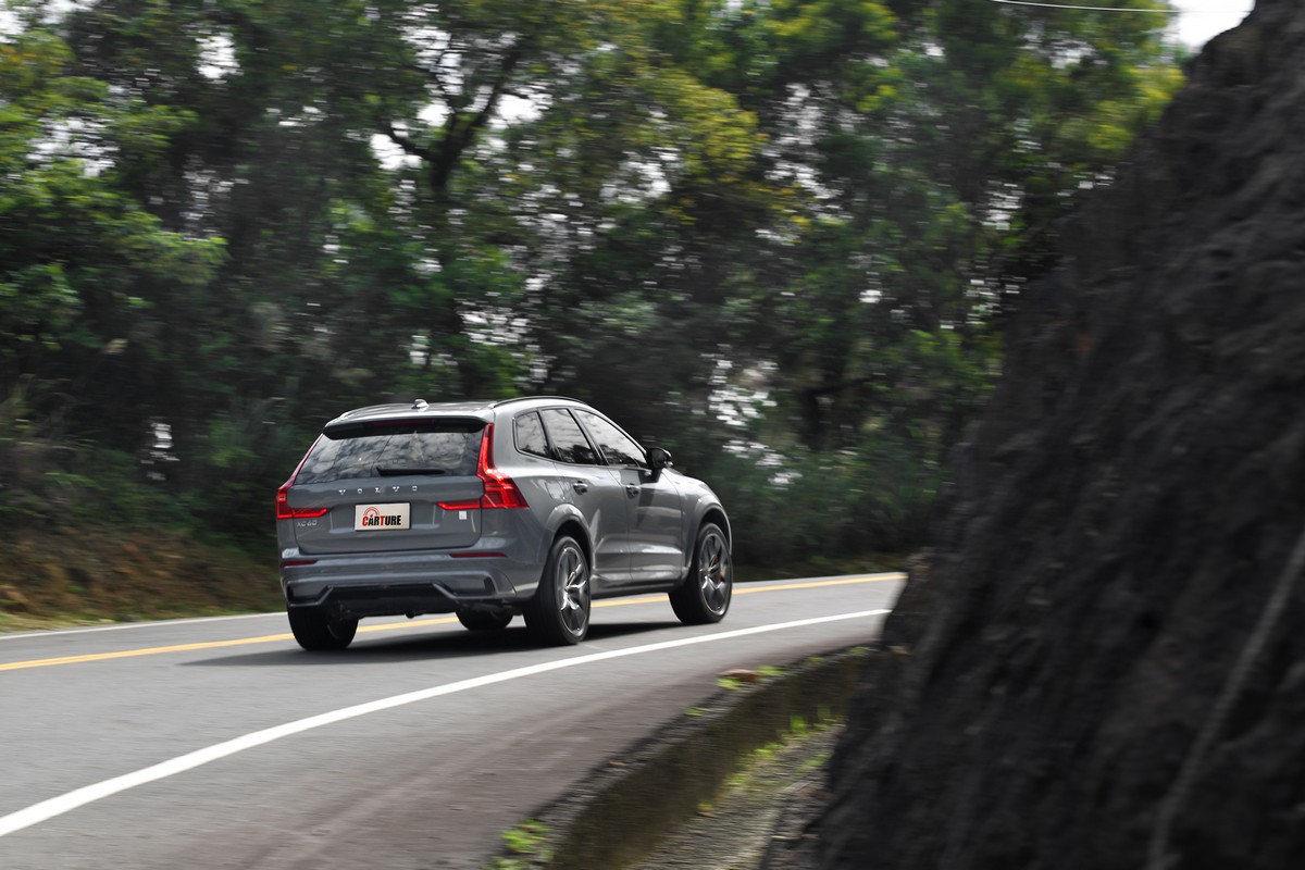 即使高速入彎也不會有讓人想收油門的側傾。