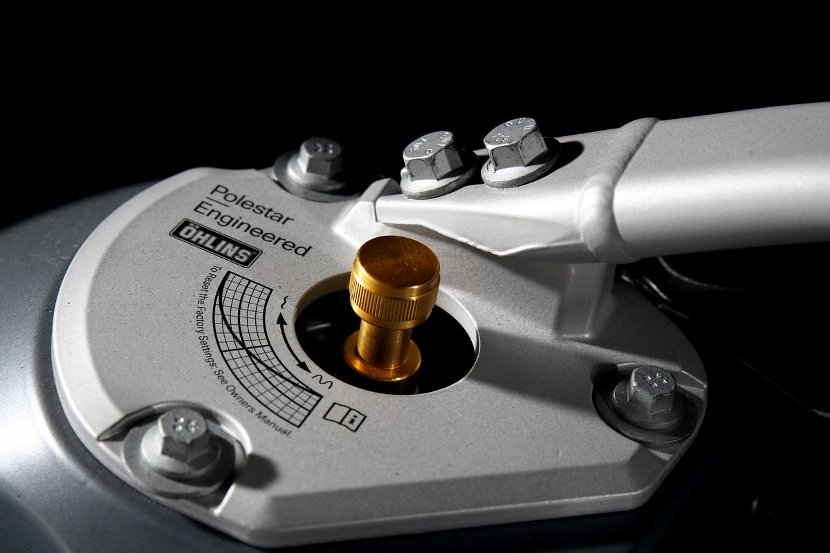 Ohlins懸吊具有22段調整功能,原廠設定為前6後9。