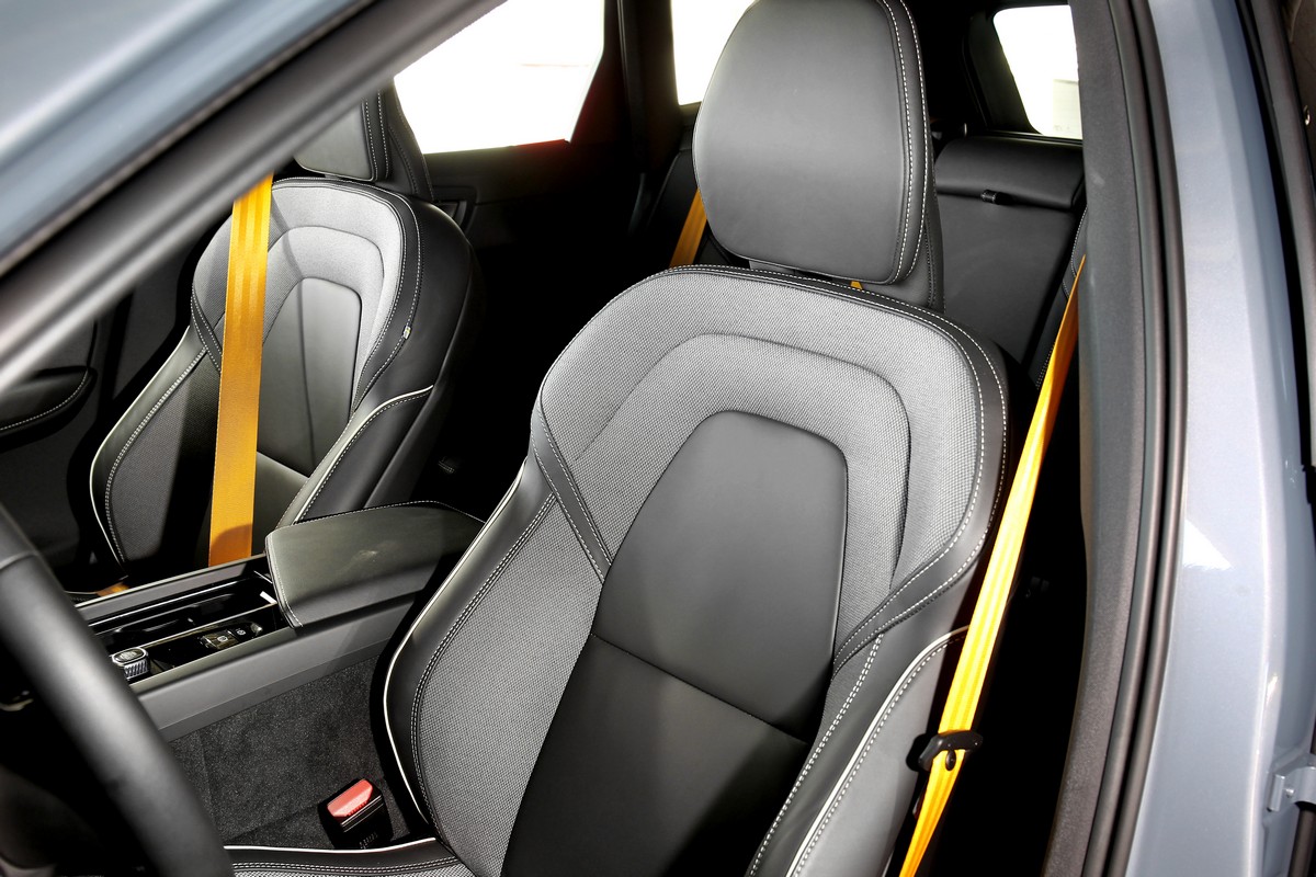 僅有亮黃安全帶與Nappa真皮跑車座椅搭配運動織布。