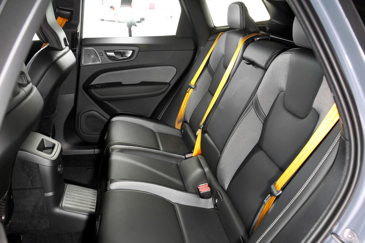 2,865mm軸距搭配座椅設定,XC60 Recharge Polestar Engineered T8後座也有寬敞舒適的乘坐表現。