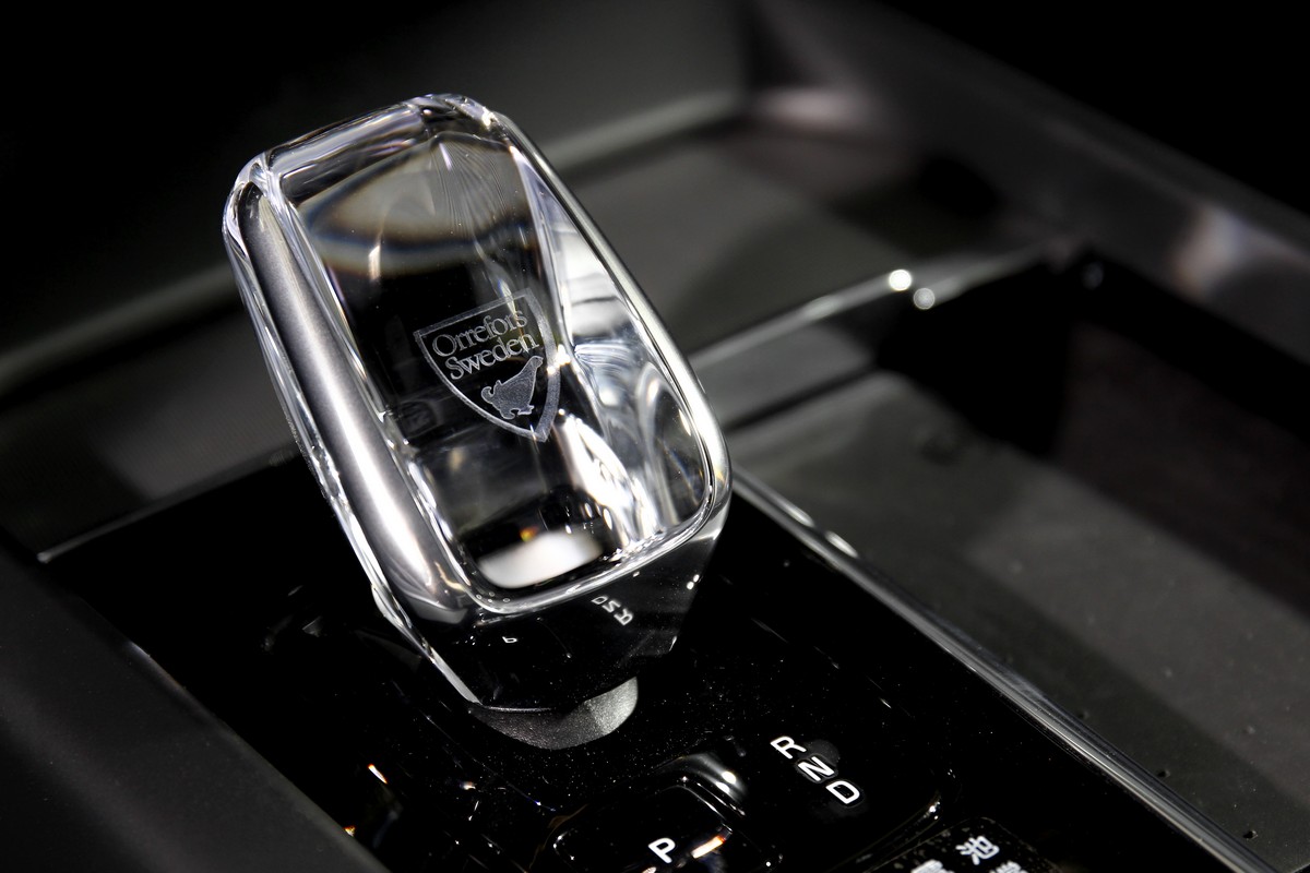 配備Orrefors水晶排檔桿頭。