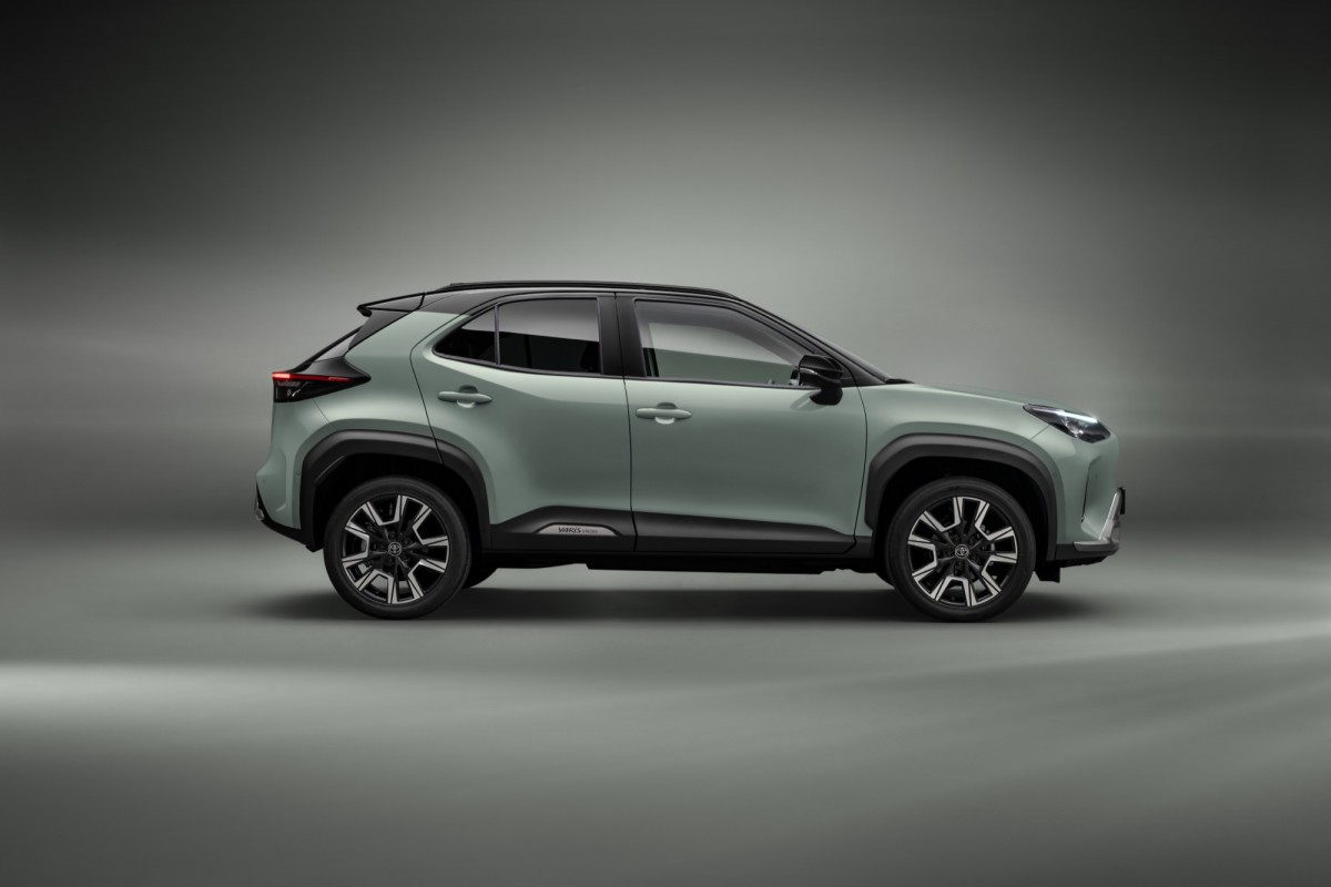 黑色車頂的配置是現代跨界小車的主流,而後窗深色玻璃設計擁有更好的隱私性。