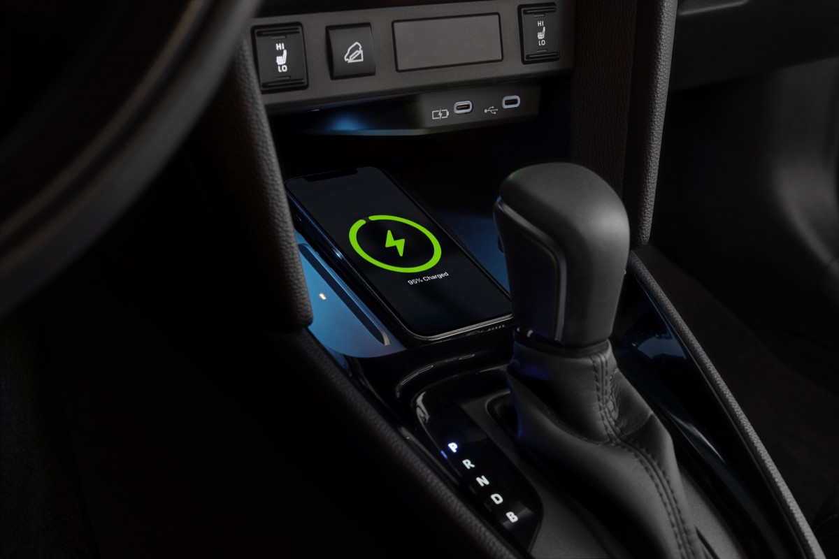 無先充電板的配置也是時下車款的主流設計,搭配無線車機連線功能將會更加實用。