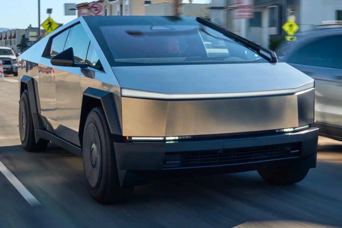 外觀細節可以看到超大的單支雨刷設計,其形狀非常地粗,讓人以為是無線電設備。