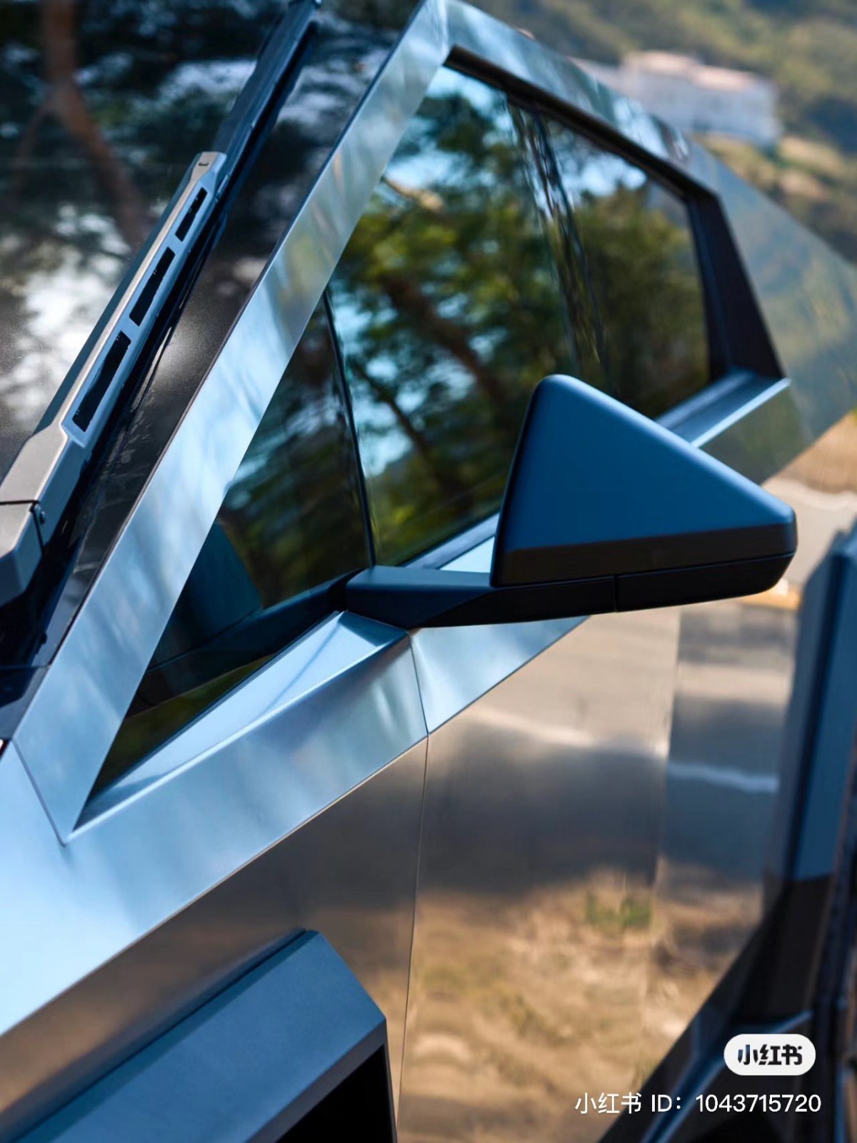 三角形的後照鏡也很特別,不過看起來相當凸出,不曉得是否有什麼特殊用意。