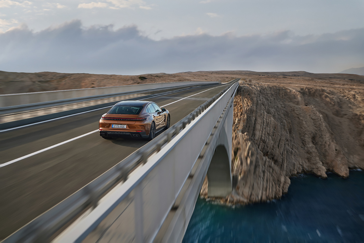 第三代 Panamera 以更強悍的動力系統強調運動性能為特色的車型定位。