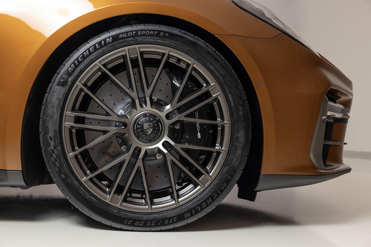 前廂蓋及輪圈的盾徽以專屬的渦輪黑(Turbonite)妝點,強化 Turbo 車型的獨特地位。