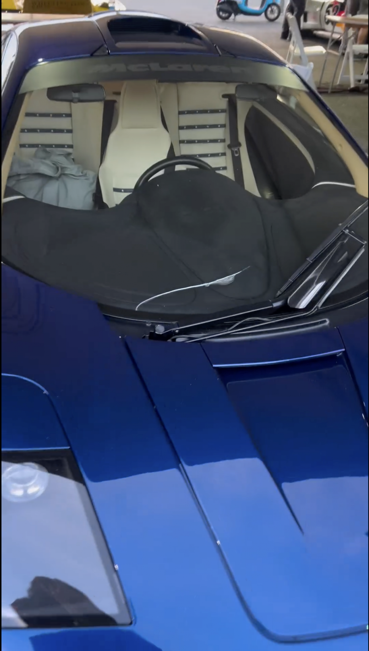 影片當中看到F1的擋風玻璃裂開,而且還一次兩輛相當特別,不曉得是不是這輛車的擋風玻璃設計有問題?