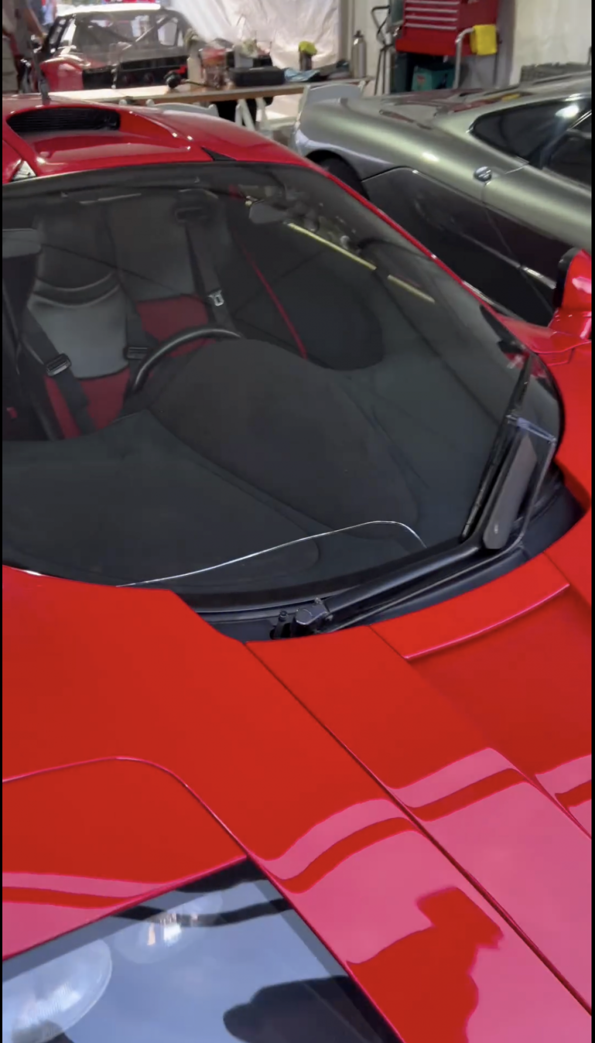 官方並沒有證實更換F1的擋風玻璃需要花費多少錢,3.3萬美金的價格是熟悉McLaren車款維修的網友提供的價格。