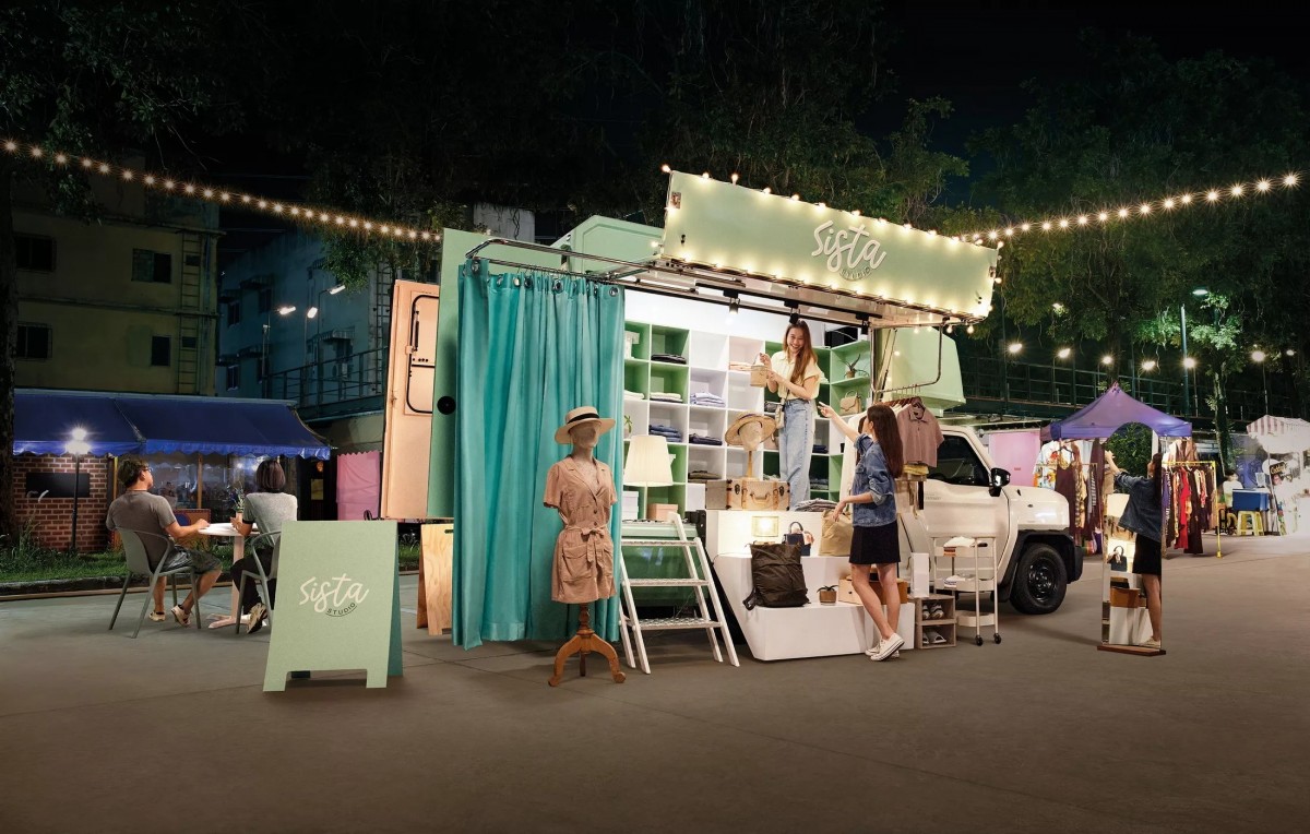 變成街頭衣物展示店家也非常酷炫,展現出車輛的無限可能。