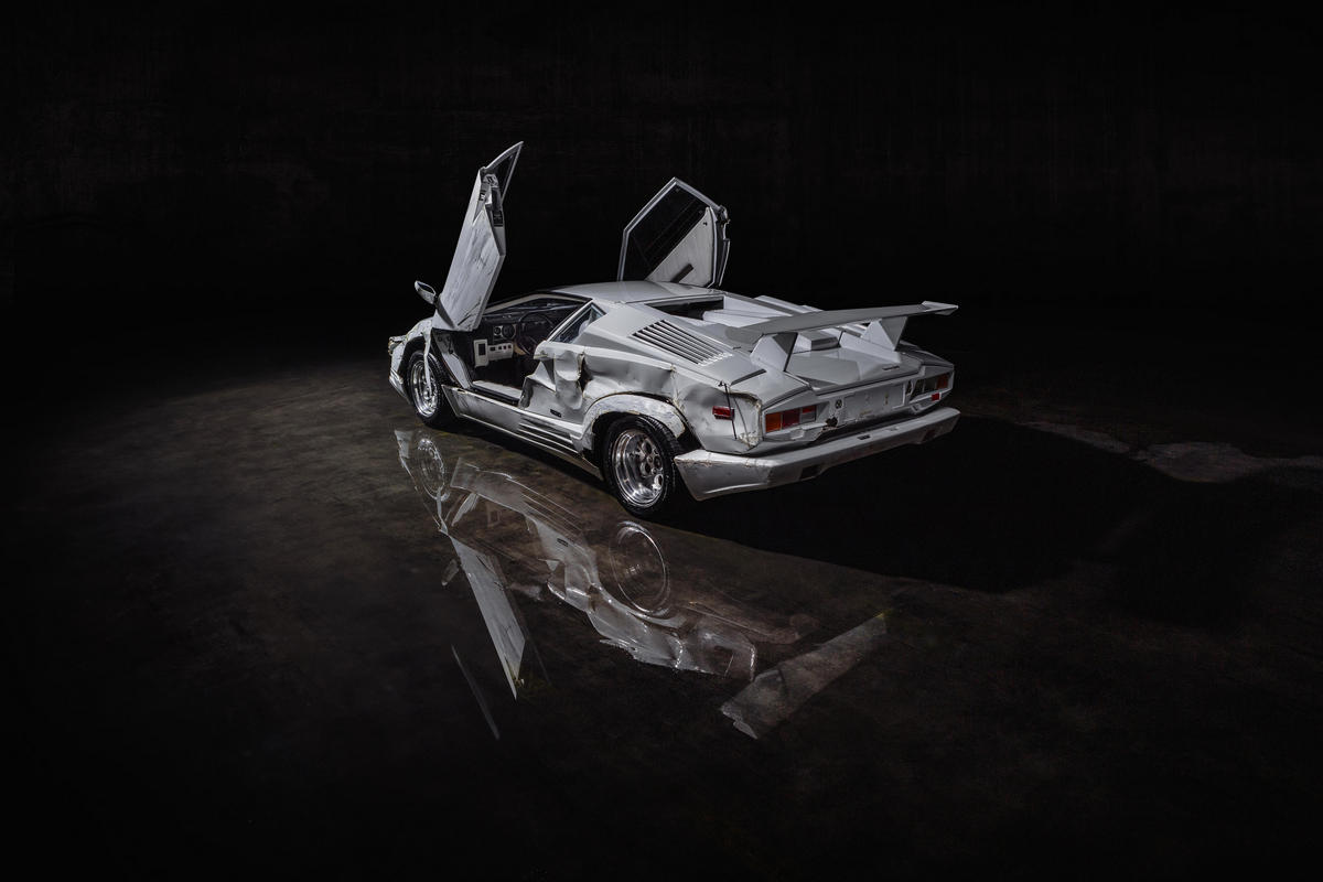 《華爾街之狼》中被撞爛的Lamborghini Countach最後以135萬美元成交。