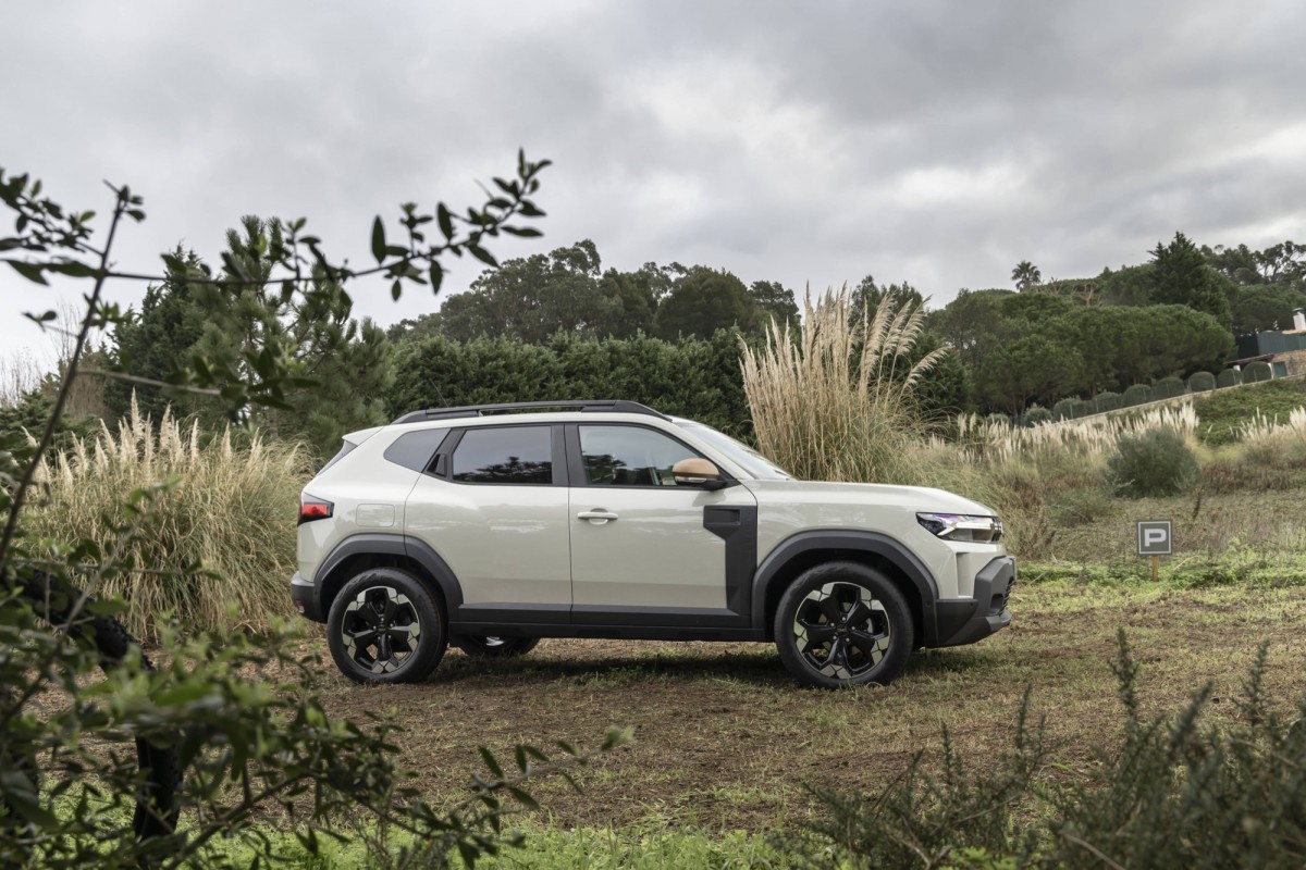 車側的輪拱配合著稜角外貌,全車周圍也都採用防刮材質,展現粗獷的特色。